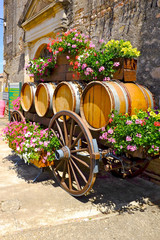 Fototapeta na wymiar tonneaux vin sur charette fleurie