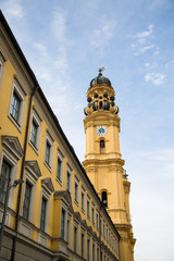 Obraz premium Theatiner Kirche im Sommer, blauer Himmel