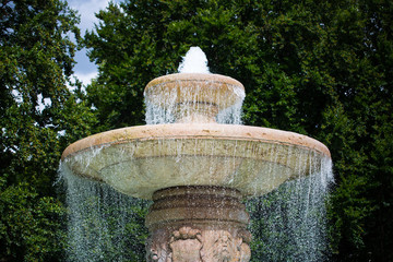 Wittelsbacher Brunnen im Sommer