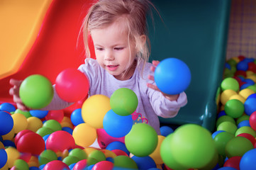 Fototapeta na wymiar the child in small spheres plays