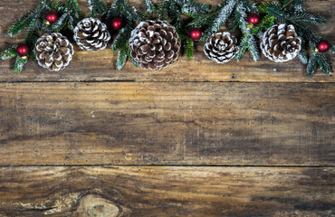 Weihnachten Weihnachtsdekoration Natur Zapfen Tannenzweig auf Holz Hintergrund mit Textfreiraum