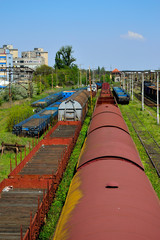 Wagony kolejowe na bocznicy załadowane i puste