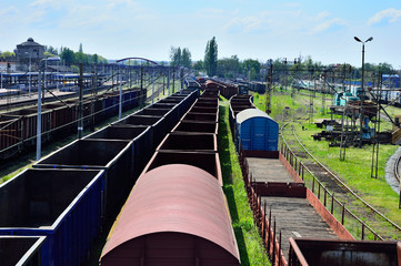 Wagony kolejowe na bocznicy załadowane i puste
