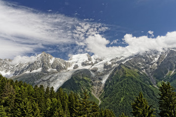 Massif du Mont-Blanc dans les nuages...