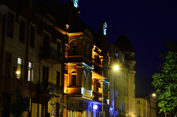 Kamienica w nocy © W Korczewski