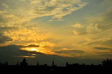 Zachodzące słońce za chmurami