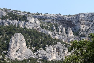 Fototapeta na wymiar Le village de Fontaine de Vaucluse en Provence et la source de la Sorgue