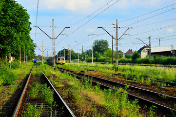 Tory kolejowe i pociąg na bocznicy © W Korczewski
