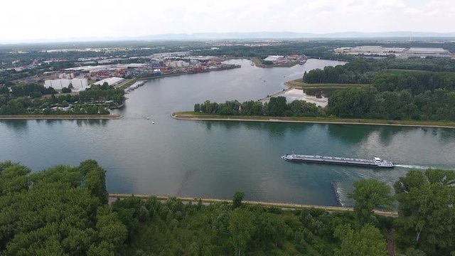 Schiff am Rhein Transport mit Containerhafen im Hintergrund 