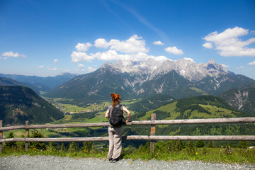 Fototapeta na wymiar eine Frau wandert in den Tiroler Alpen
