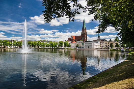 Schwerin - Pfaffenteich und Altstadt im Sommer