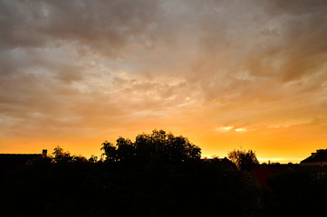 Fototapeta na wymiar Zachód słońca nad dachami domów