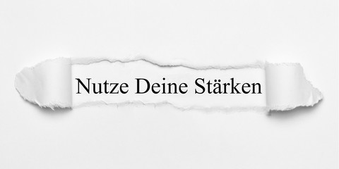 Obraz premium Nutze Deine Stärken auf weißen gerissenen Papier