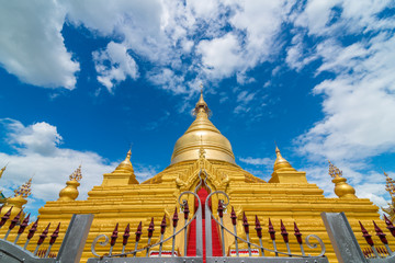 Naklejka premium Kuthodaw Golden Pagoda Mandalay Myanmar Burma