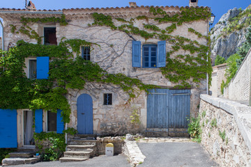 Fototapeta na wymiar Casa provenzale a Monieux