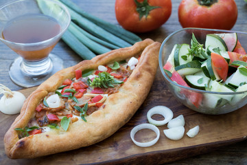 knusprige orientalische gefüllte Pita  