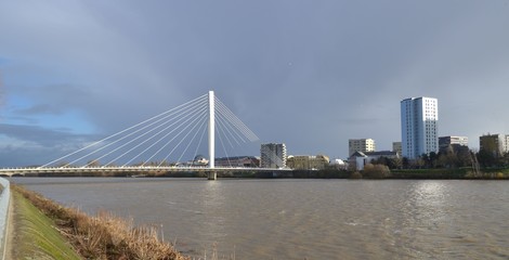 Vue panoramique du pont Eric Tarbaly de Nantes