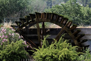 Le village de Fontaine de Vaucluse en Provence et la source de la Sorgue