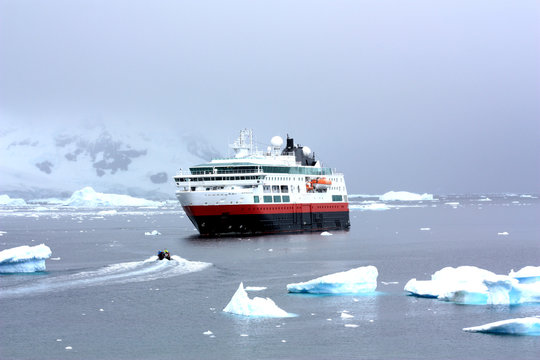 Schiff in der Antarktis