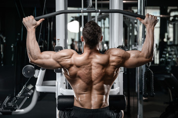 Fototapeta na wymiar Strong bodybuilder man at the gym
