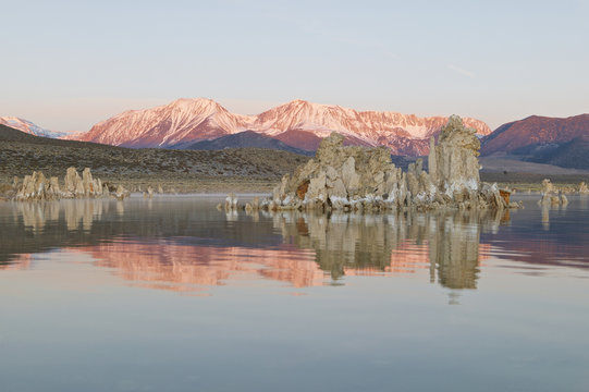 Tufa formations at Mono Lake and the Siera Nevada mountains, Lee Vining, California, USA