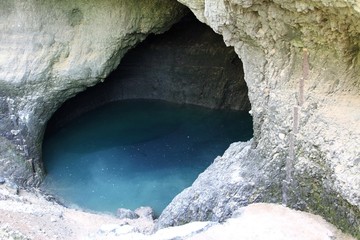 Le village de Fontaine de Vaucluse en Provence et la source de la Sorgue