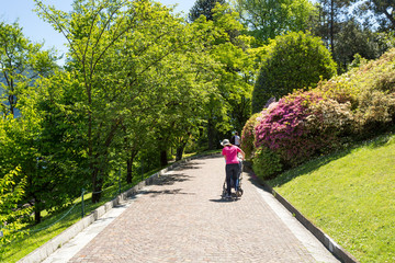 Femme et poussette dans le parc