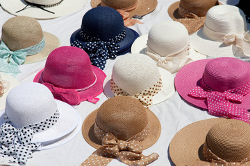 Cappelli colorati al mercato