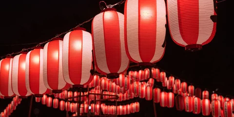 Cercles muraux Lieux asiatiques Lanternes de festival rouges japonaises illuminées Lanternes de festival d& 39 été