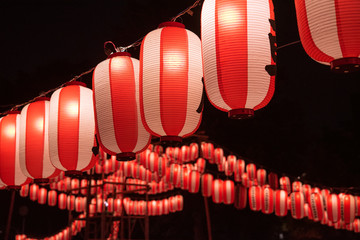 Obraz premium Latarnie japońskie festiwalu latarnie w nocy Latarnie festiwalu letnich