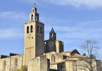 Fototapeta na wymiar Sant Cugat. Iglesia en la población de Sant Cugat en Barcelona. 