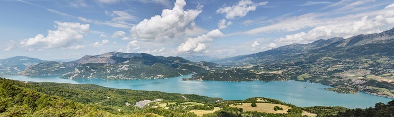 Fototapeta na wymiar Lac de Serre-Poncon (Hautes Alpes)