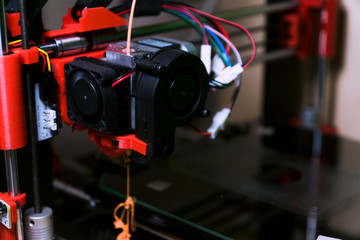 Fototapeta na wymiar 3D-Drucker während der Vorbereitung