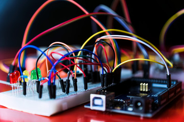 elektronische Steuerung mit offenen Drähten, Zahrädern und Mechanik
