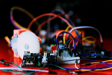 elektronische Steuerung mit offenen Drähten, Zahrädern und Mechanik