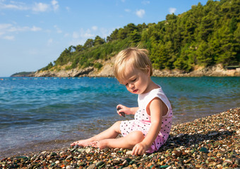 Fototapeta na wymiar Baby girl 1 year 3 months on sea beach
