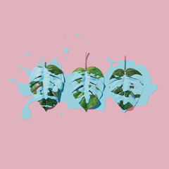 Obrazy na Szkle  Rozpryski niebieskiej farby na tropikalnych liściach na różowym tle pastelowych. układ płaski. Minimalna koncepcja.