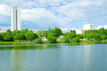 Fototapeta na wymiar A small lake in a modern city 