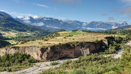 Fototapeta na wymiar Chateauroux les Alpes (Hautes Alpes)Le Roc glaciaire
