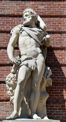 Steinfigur des Herakles aus dem 19 Jahrhundert an dem Berliner Tor in Wesel