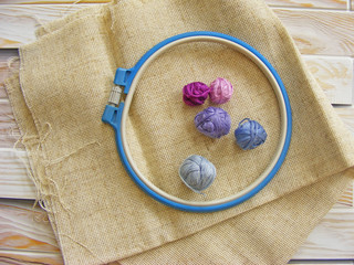 tambour with threads for embroidery (blue and violet)