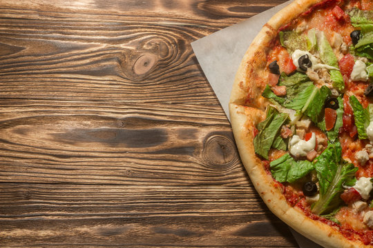 Пицца на деревянном фоне
