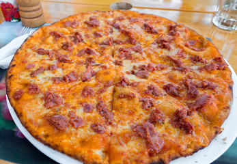 Salami- und Schinkenpizza