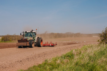 Fototapeta premium Traktor auf dem Feld
