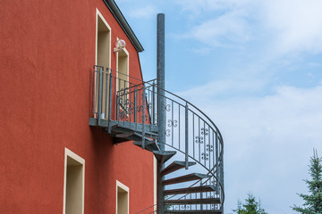 Fototapeta na wymiar Wendeltreppe als Aufgang an der Aussenseite eines Hauses