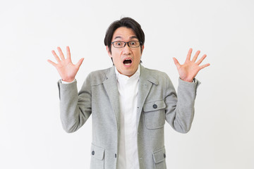 ミドル男性　驚く