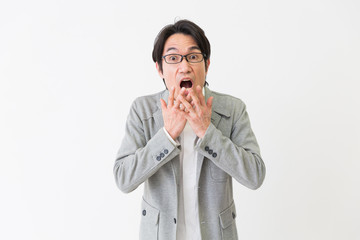 ミドル男性　驚く
