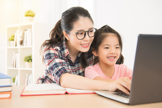 smile mother let her children know using laptop