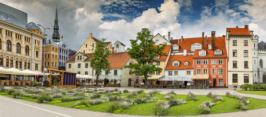 Panoramic view on a flowered Livu square in the center of old Riga with numerous coffee shops and restaurants, Latvia. - obrazy, fototapety, plakaty