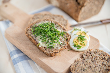 Vollkornbrot mit Butter und Schnittlauch 